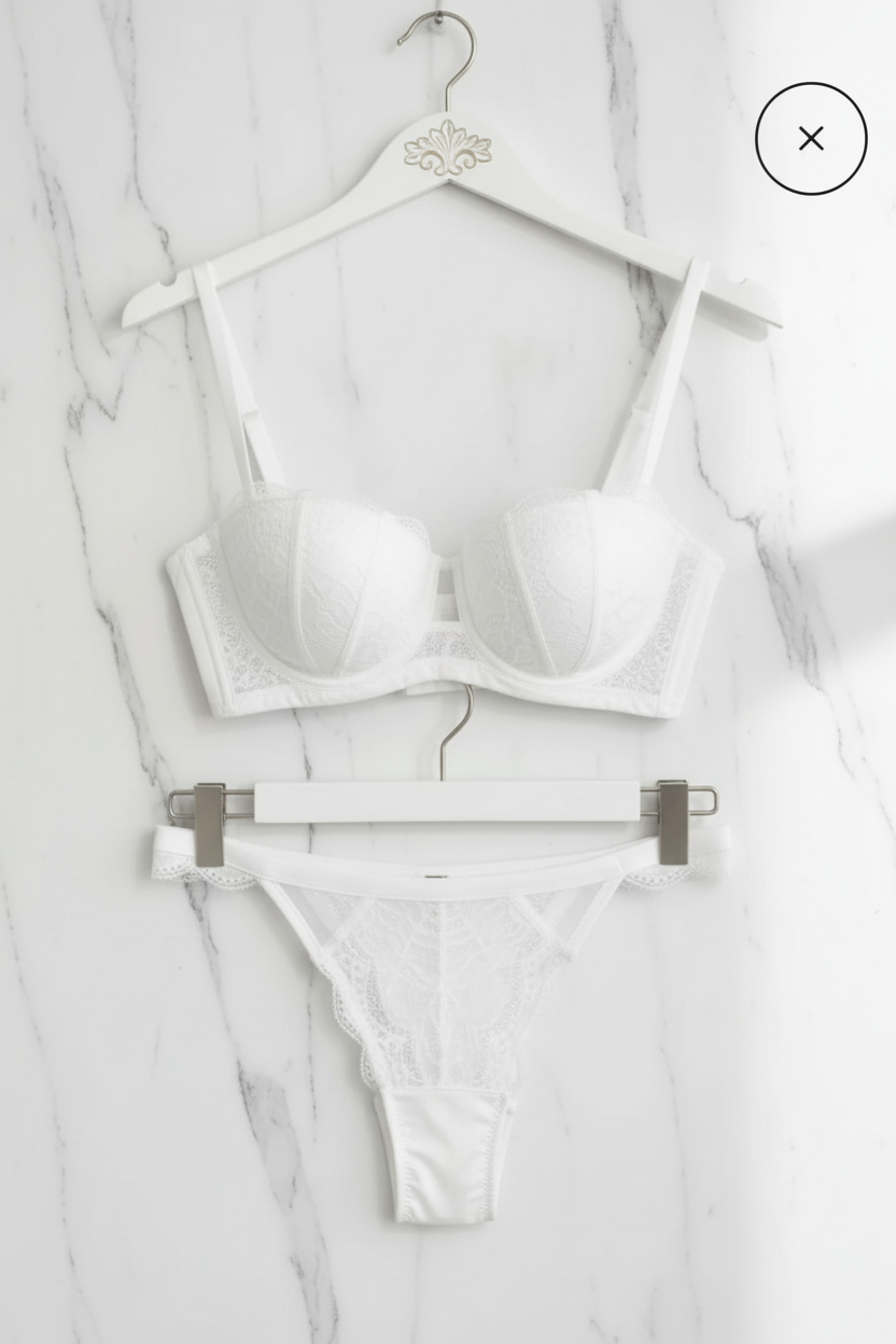 Wit kanten lingerie set op witte hanger met marmeren achtergrond