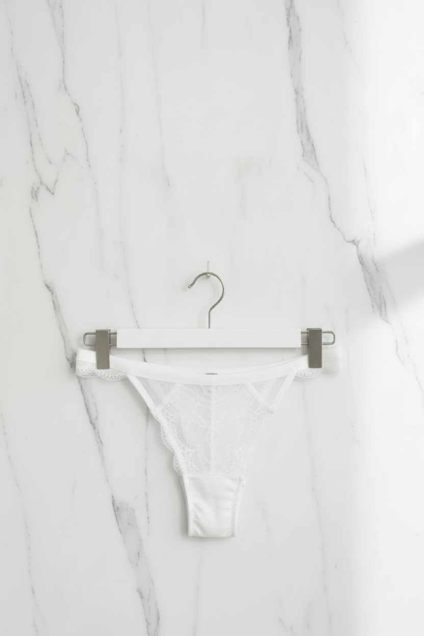 Witte kanten slip op hanger met marmeren achtergrond