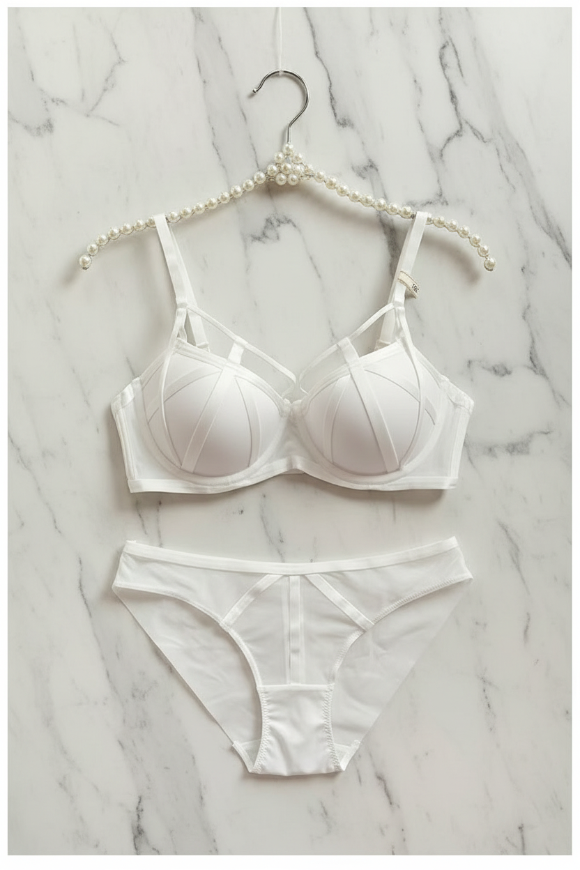 Witte lingerie set op hanger met marmer achtergrond