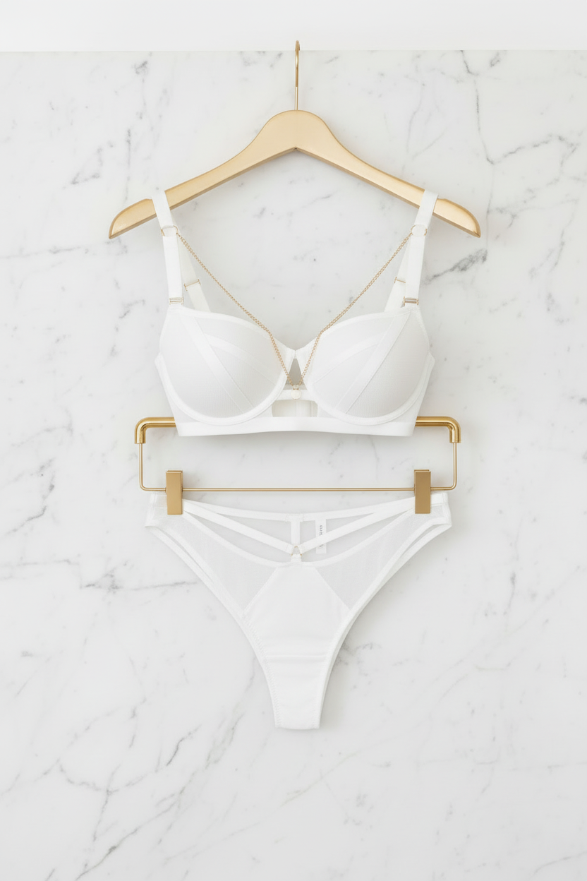 Witte lingerie set op hanger met marmeren achtergrond